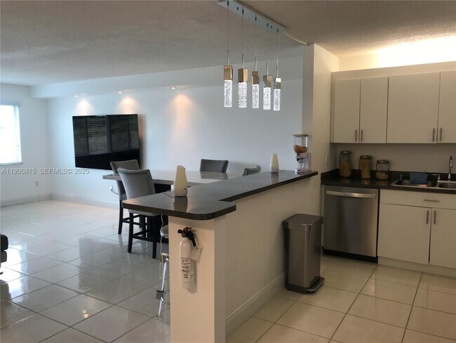 Building Photo - 14830 Naranja Lakes Blvd