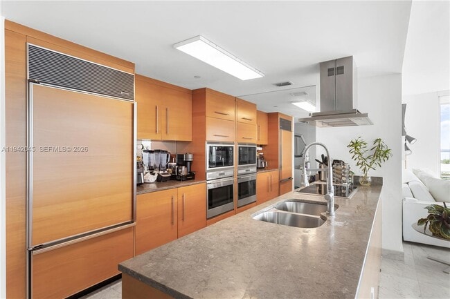 Building Photo - 495 Brickell Ave