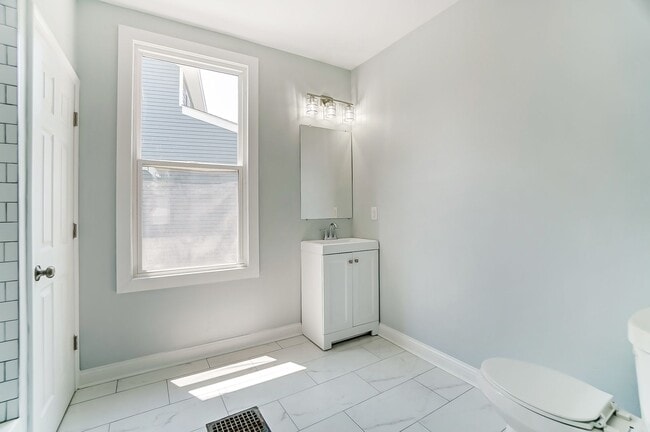 Building Photo - Spacious 3 Bedroom in Hamilton!