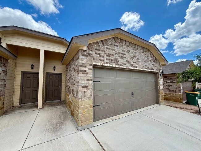 Building Photo - 3 Bedroom, 2 Bathroom Duplex in Converse!