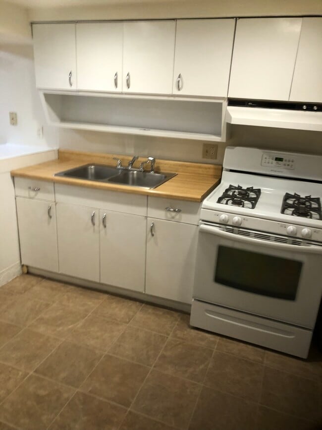 Primary Photo - 2510 Blake Ave