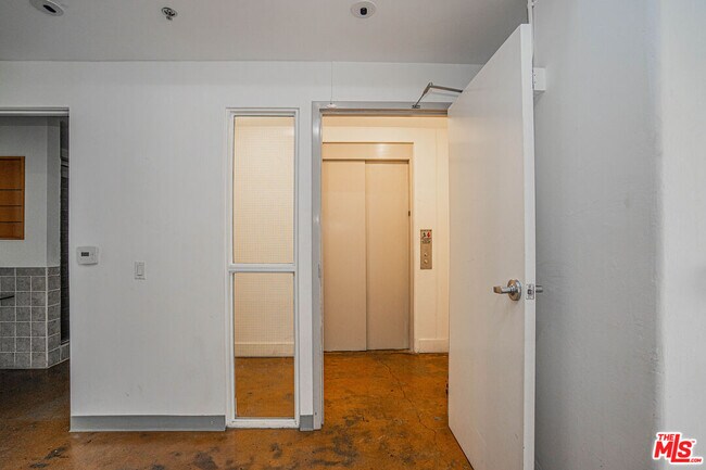 Building Photo - 812 S Spring St