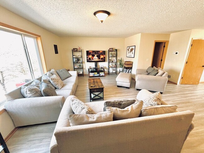 Building Photo - Updated 3bed 3bath End Unit Townhome w’Great Views