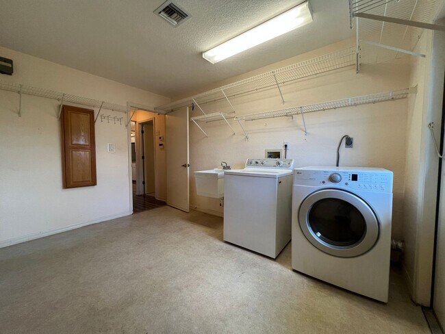 Building Photo - ANNUAL, UNFURNISHED * POOL * CANAL ** AVAIL 8/1/26 * 3 BEDS/2 BATHS * $2,095/month
