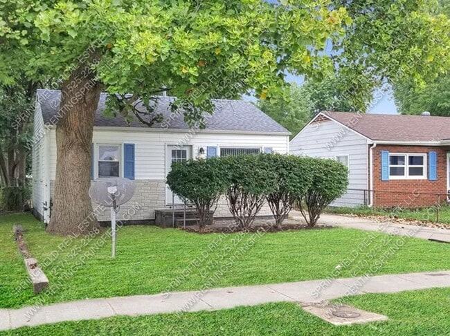 Building Photo - Hardwood Hideaway: 2 Bed/1 Bath, 850 Sq Ft...