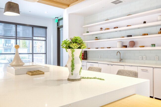 Building Photo - 985 Albion St