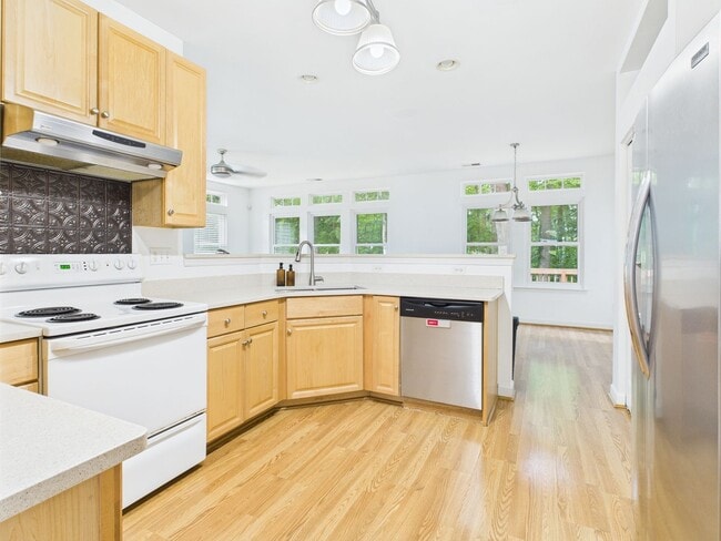 Building Photo - Stunning 4-Bedroom, 2.5-Bathroom Home in t...