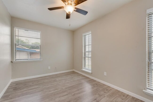 Building Photo - 917 Piedmont Dr