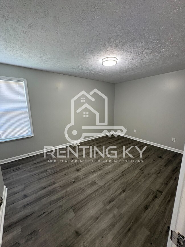 Building Photo - Updated 3-Bed, 1.5-Bath Townhome with a Garage!