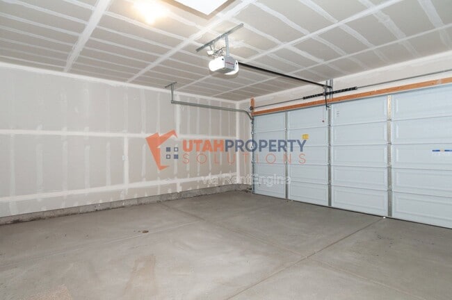 Building Photo - 992 W 380 S