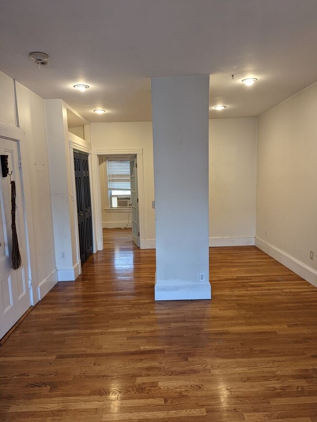 Building Photo - SEPTEMBER 1 Somerville Union Sq 1 BR with deck