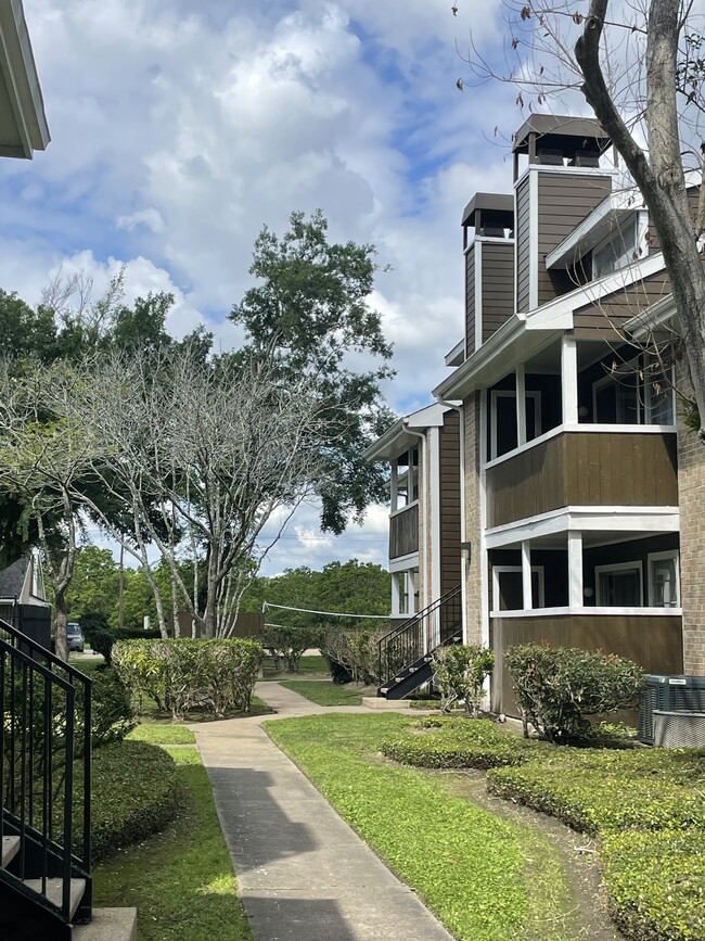 Beautifully Manicured Landscaping - Angleton Manor