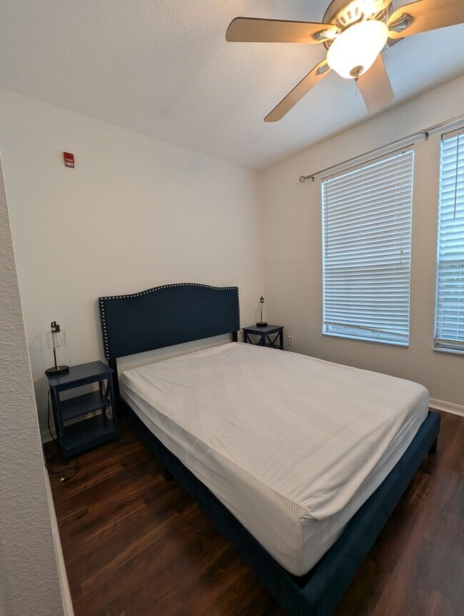 Building Photo - Campus View 202