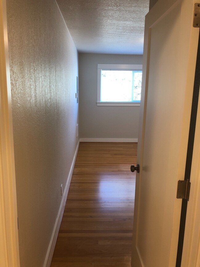 Building Photo - Clinton Abernathy Gorgeous Remodel 1br Har...