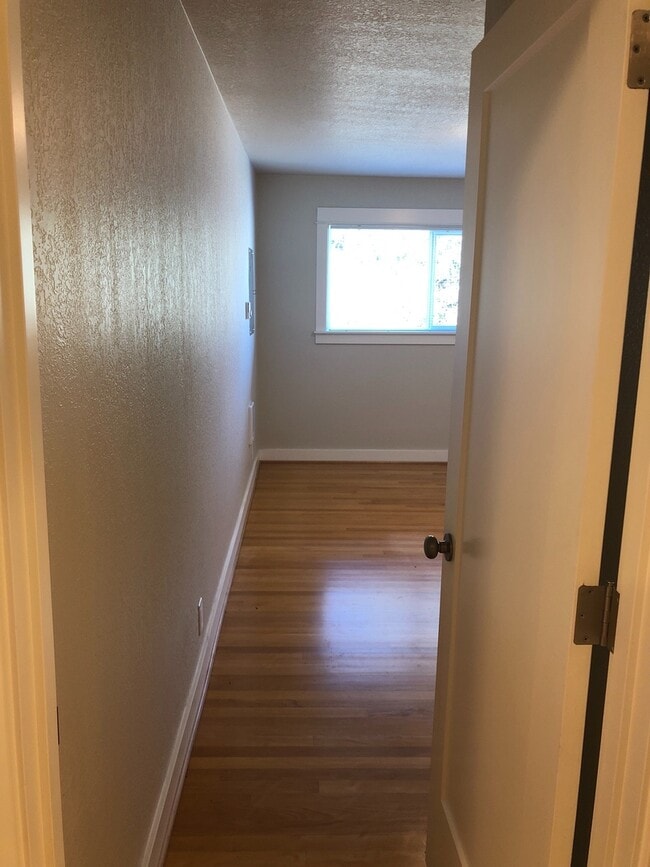 Building Photo - Modern Updates Hardwood-Quartz-SS Applianc...