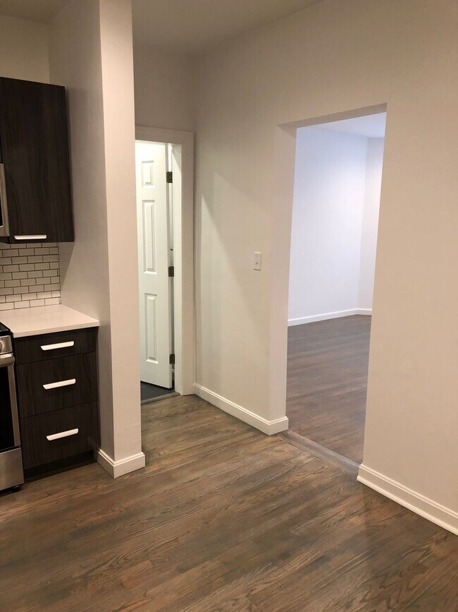 Building Photo - West Fens Updated 1Bed with washer and dry...