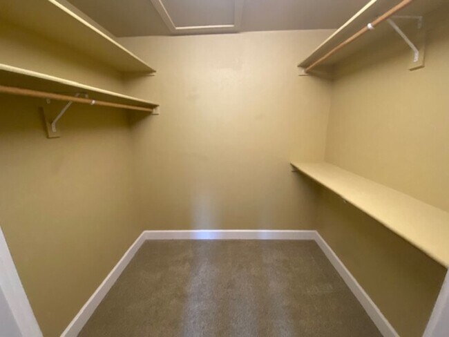 Building Photo - 528 W Nevada St