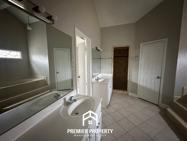 Building Photo - 968 Boones Hollow Dr