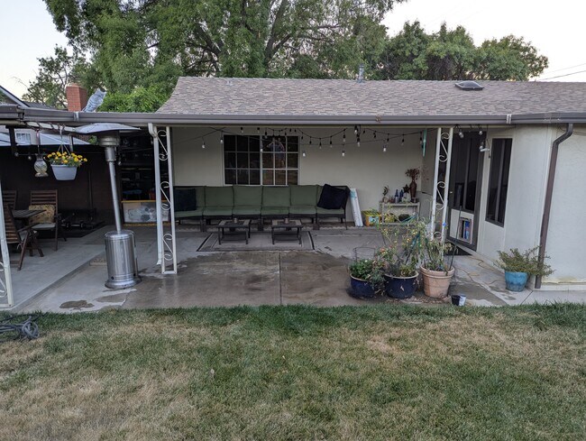 Building Photo - 6532 Peterson Ave