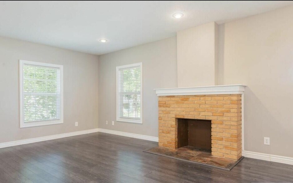 Building Photo - 594 J St