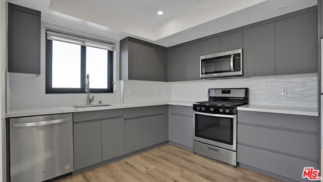 Building Photo - 846 S Mariposa Ave
