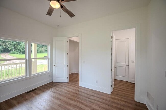 Building Photo - 1993 Reynolds Dr SW