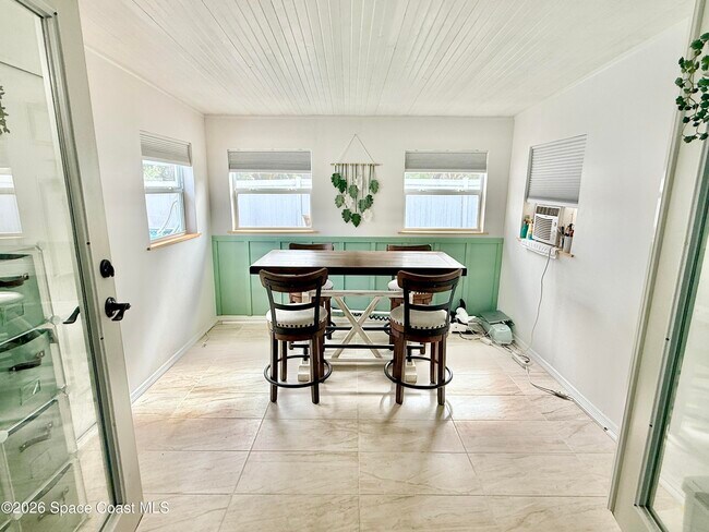 Building Photo - 1046 W Samms Ave