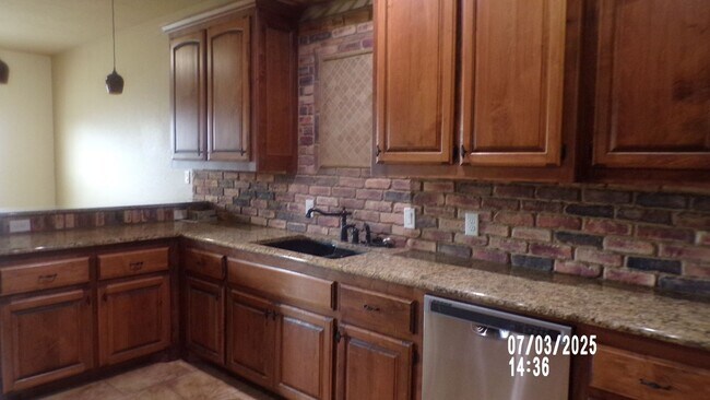 Building Photo - Fantastic home located in Eastlake Addition