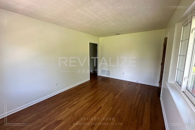 Building Photo - **Coming Soon** 3 Bedroom/2 Bathroom House...