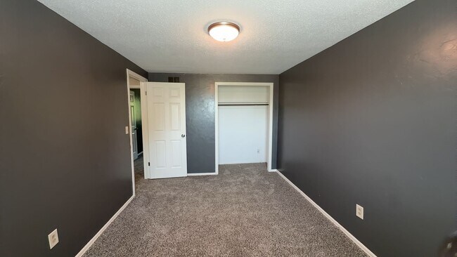 Building Photo - 2 bedroom 1.5 bath duplex - Edmond Schools- August Move In