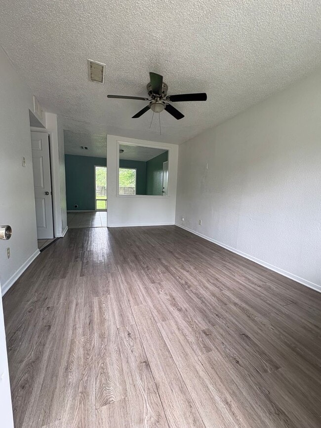 Building Photo - Amazing 3 bedroom/1 bath home with huge kitchen & Central Air/heat