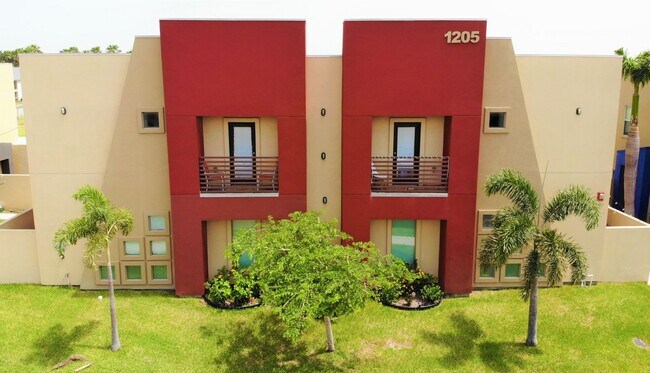 Building Photo - 2B/2.5B Townhome in gated community now av...