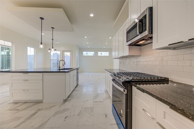 Building Photo - 2920 El Fenice Ln