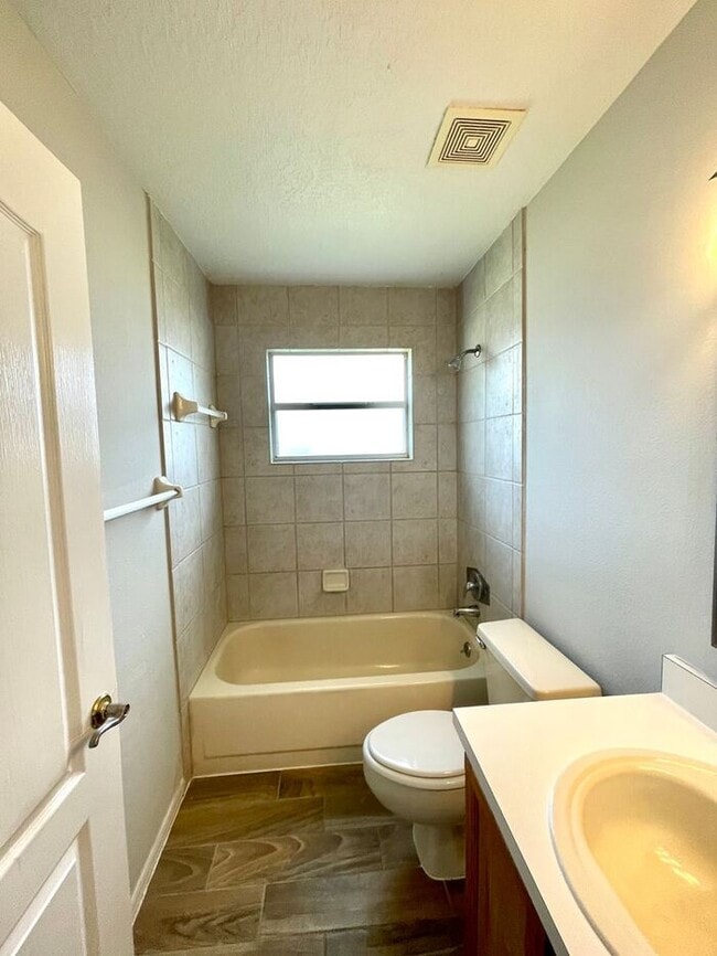 Building Photo - Cute 4/2 EAST Orlando Home in Wedgefield!