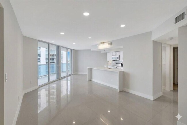 Building Photo - 16485 Collins Ave