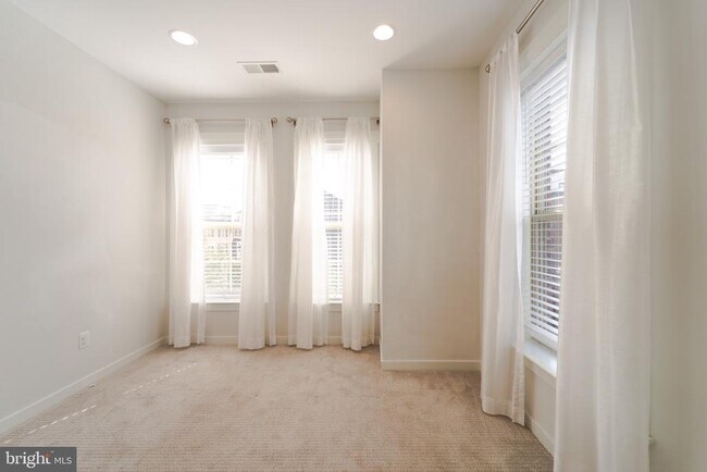 Building Photo - 10225 Hilltop Ascent Dr