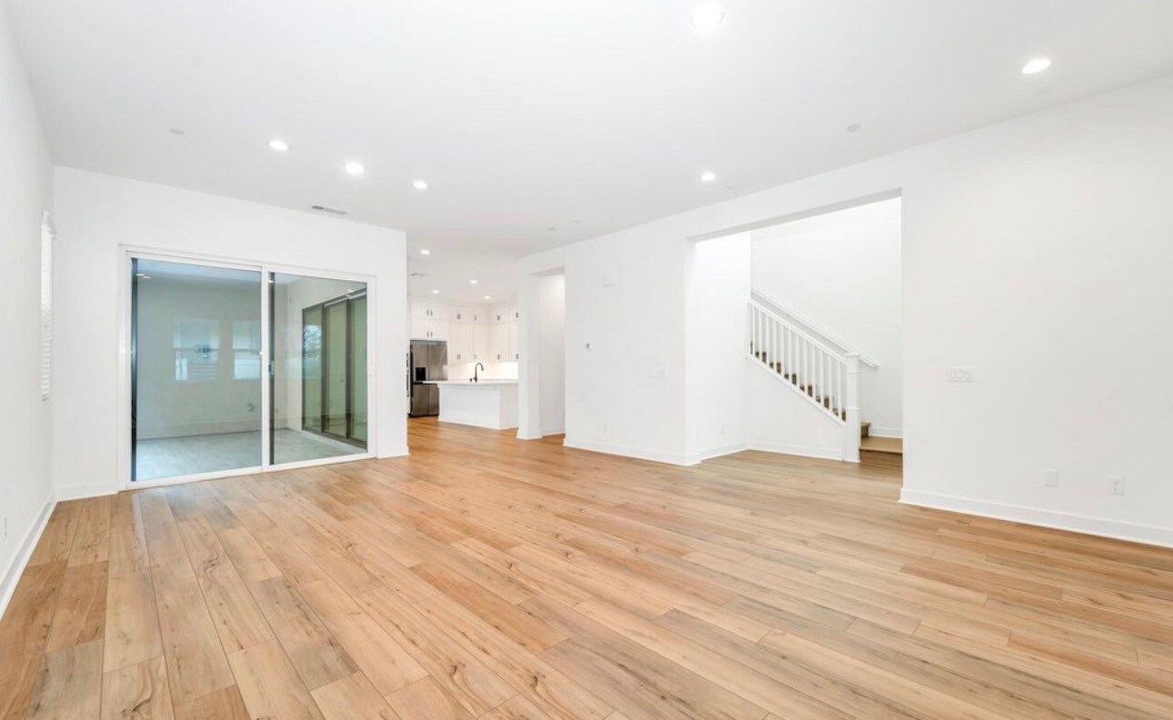 Building Photo - 440 Chorus