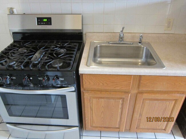 Building Photo - Available July 2026 Gorgeous 1-bedroom apartment in Shorewood with Free Heat