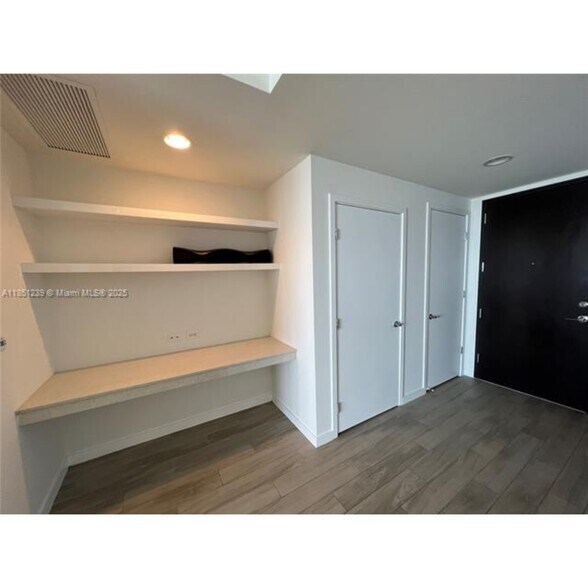 Building Photo - 999 SW 1st Ave