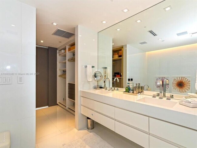 Building Photo - 17121 Collins Ave