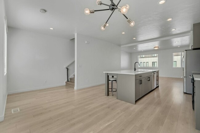 Building Photo - 501 1080 W