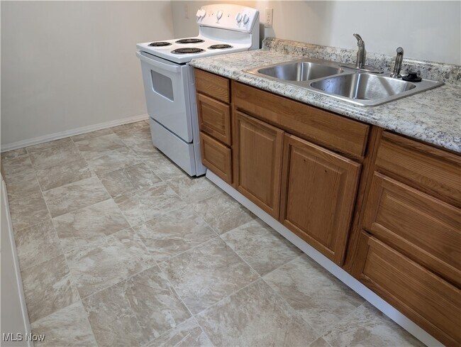 Building Photo - 595 Dayton St