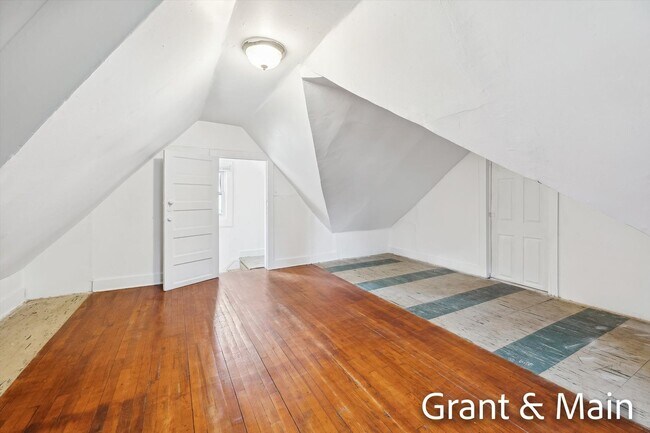 Building Photo - $1250 3 bedroom bungalow