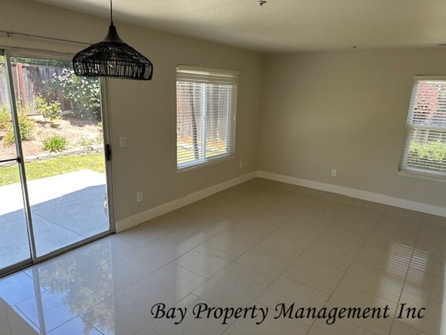 Building Photo - Nicely Updated 3 bedroom, 2 bath Home in t...