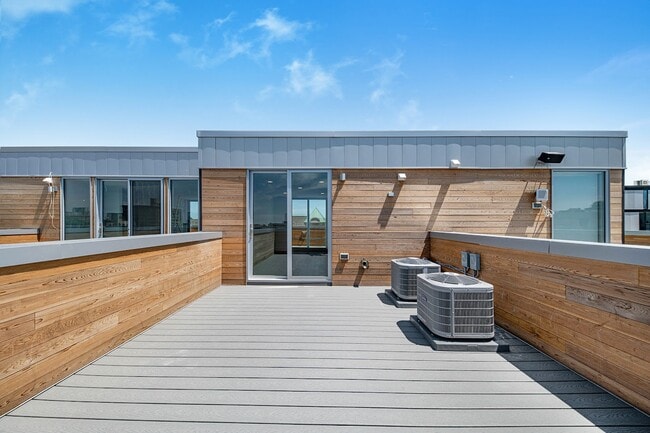 Building Photo - 2805 Brush St