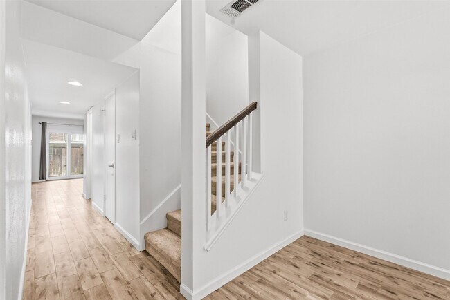 Building Photo - 450 N Post Oak Ln