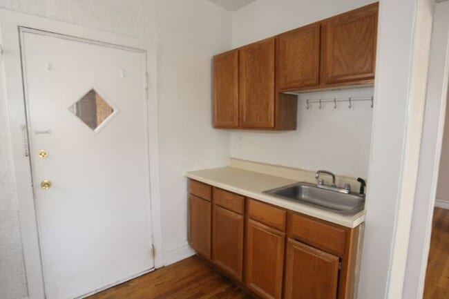 Building Photo - 6265 W Cornelia Ave