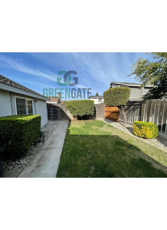 Building Photo - Beautiful 3 BEDROOM 2 BATH HOME IN MODESTO...