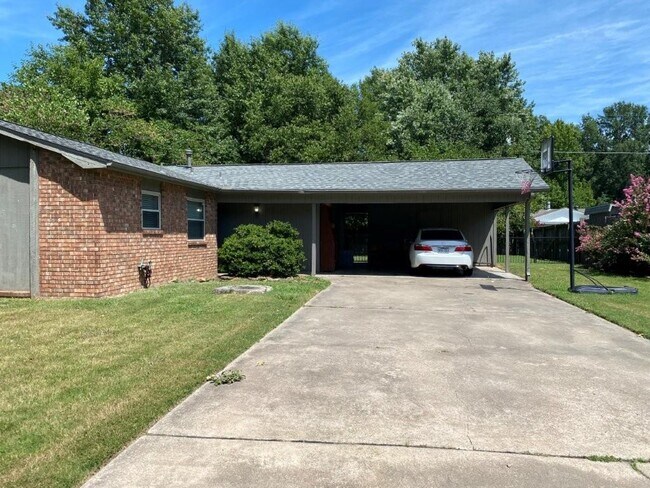 Building Photo - 2892 N Susan Carol Ln
