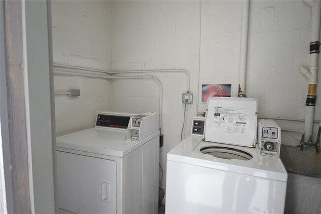 Building Photo - 2944 W Bay Dr